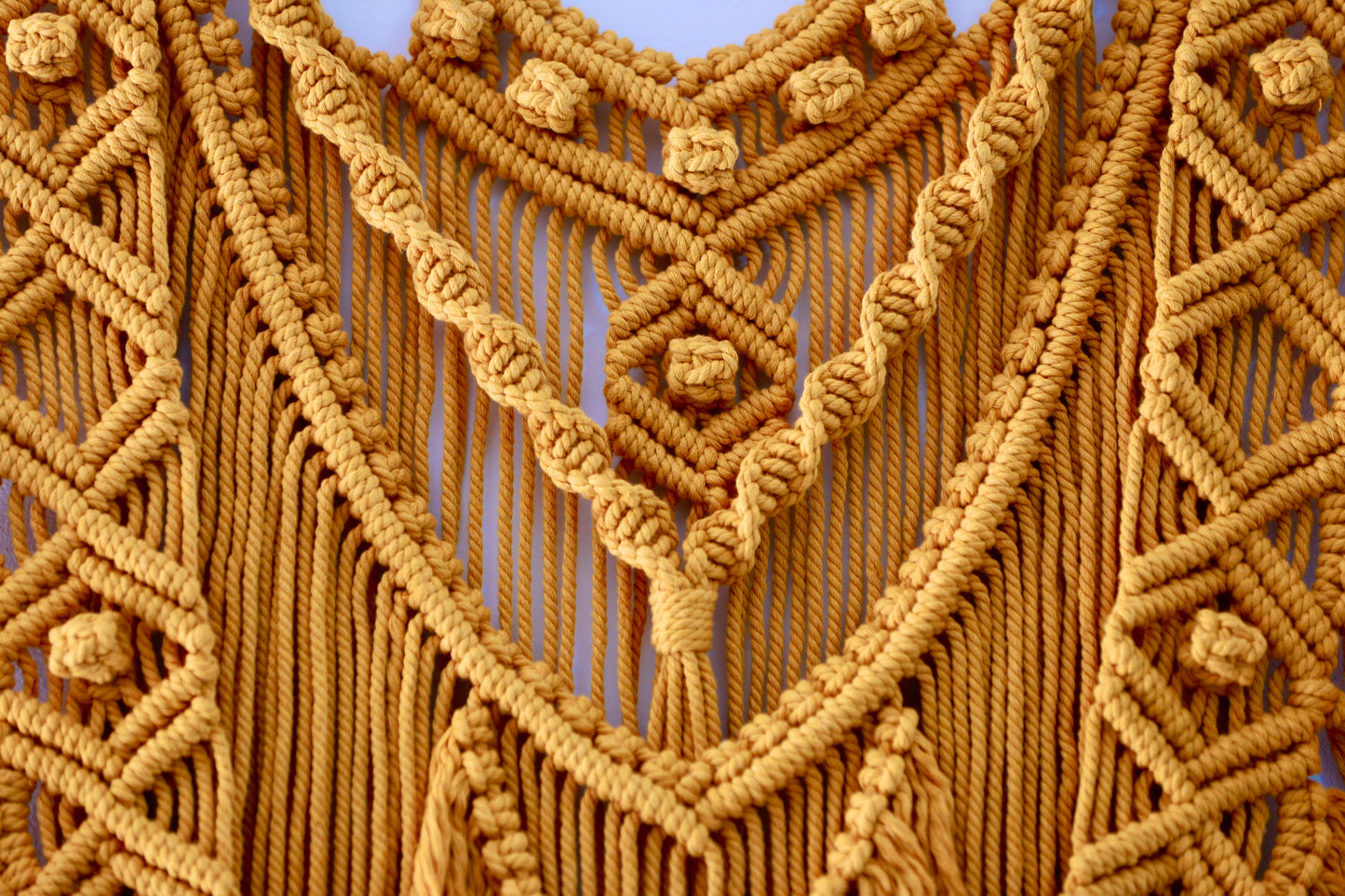 SEQUOYAH - Moderner Makramee-Wandbehang